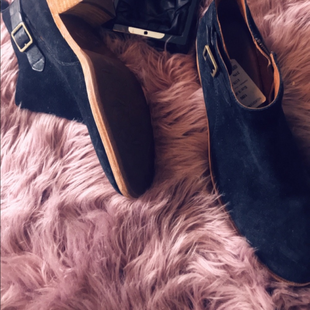 Shoes - Picture 4 of 7